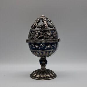 Jane Seymour Musical Egg St. Catherine's Court "Blue Danube" Cardinal